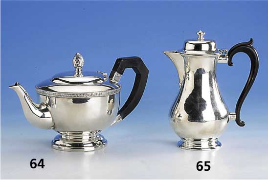 Teekanne, Sheffield, 50er Jahre, 925er Silber, Griff Holz geschwÄrzt, Deckel mit Scharnier, vegetabile DeckelbekrÖnung, H ca. 14 cm, ca. 690 g