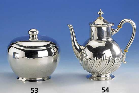 Bonbonniere, deutsch, 30er Jahre, 800er Silber, Meistermarke AM, reine Treib- arbeit, H ca. 14 cm, D ca. 13 cm, ca. 440 g