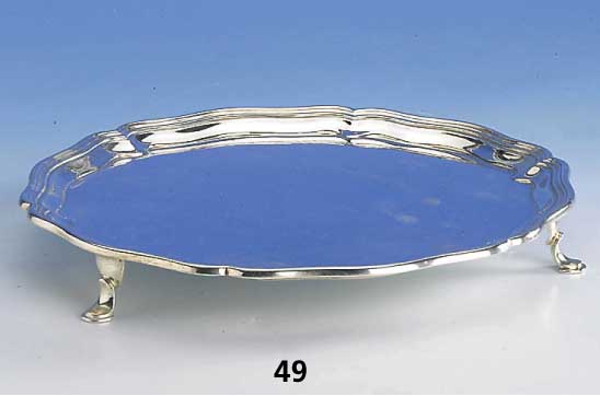 Tablett auf 3 FÜßen, England, Birmingham, 925er Silber, ca. 570 g, H ca. 3.5 cm, D ca. 26 cm