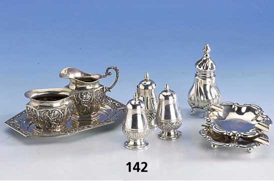Großes Konvolut Tischdekoration, Silber, best. aus: Miniatursahnegießer und Zuckerschale auf Tablett, 4 GewÜrzstreuer, 2 kl. Aschenbecher, ...