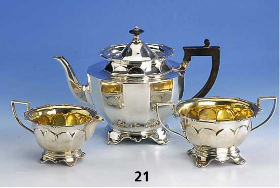 Teekanne, Sahnegießer und Zuckerschale, Vertreiber Amerika, New York, um 1900/10, 925er Silber, hergestellt in London, teil- vergoldet, zus. ca. ...