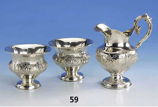 Sahnegießer und 2 Zuckerschalen, um 1860, 13-lÖtig, deutsch, graviert, in Kartuschen Rosen und Akanthusbandverzierung, 1 x teil- vergoldet, ...