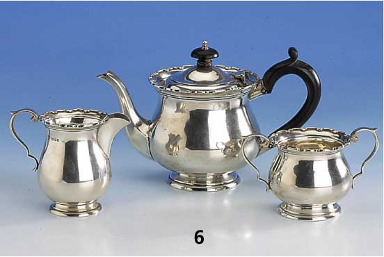 Moccakanne, Sahnegießer und Zuckerschale, London 1910/15, 925er Silber, victoria- nischer Stil, Deckel mit Scharnier, Holz- griffe geschwÄrzt, ...