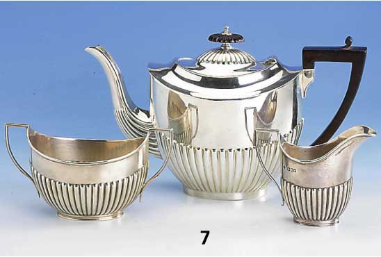 Kaffeekanne, Sahnegießer und Zuckerschale, England, 925er Silber, London, 30er Jahre, Deckel mit Scharnier, Holzgriff, Kannenh. ca. 17 cm, zus. ...