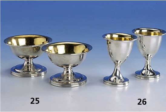 2 SalzschÄlchen, England um 1820, 925er Silber, Innenvergoldung, Punzen un- leserlich, reine Treibarbeit, Fuß gerieft, H ca. 5.5 cm