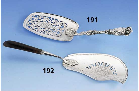 Fischheber, norddeutsch um 1825/30, 13-lÖtig, Holzgriff, floral verziert, Meistermarke unged., L. ca. 33 cm