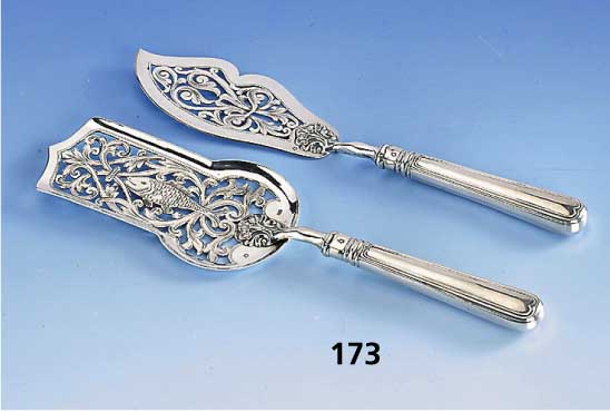 2 Vorlegeteile, Österreich, Wien um 1890, 800er Silber, Durchbrucharbeit, Griffe gefÜllt, L. ca. 29.5 cm