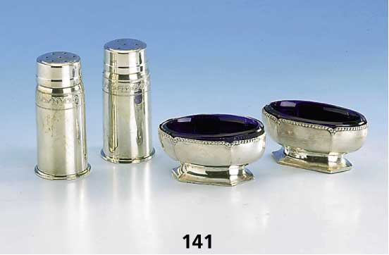 Konvolut, Salz- und Pfefferstreuer, 800er Silber, Glaseinsatz, H ca. 7 cm; Paar SalzschÄlchen, 800er Silber, blaue GlaseinsÄtze