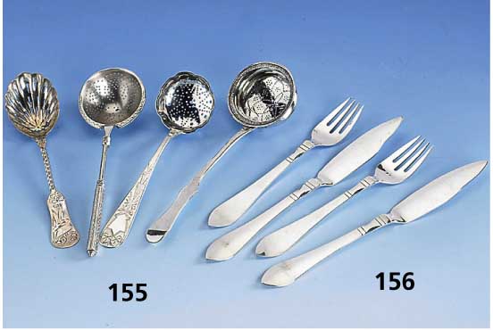 4 ZuckerstreulÖffel, deutsch, 2 x Hamburg, 12-lÖtig, 1830/50, 2 x norddeutsch um 1880/90 und 1900, 800er Silber, z.T. graviert, leichte ...