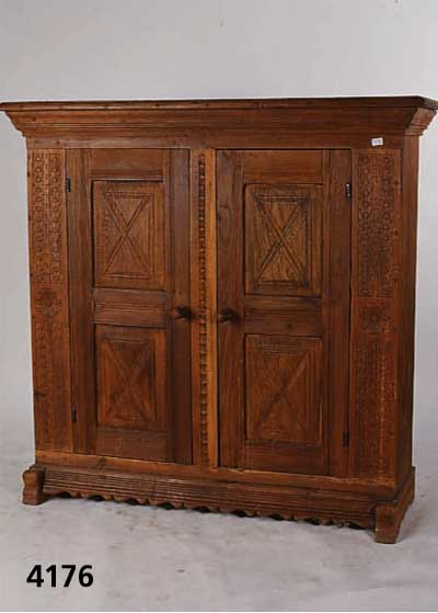Vielzweckschrank, deutsch, 20. Jhd., unter Verwendung alter Teile des 19. Jhd., z.T. alte Technik, Schuppenverzierung mit abstrakten Blumen, ...