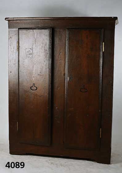 Dielenschrank, Schwarzwald um 1820/30, Eiche massiv, dicke schwere Verarbeitung, z.T. mit dem Beil bearbeitet, zwei TÜren, drei EinlegebÖden, ...