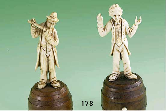 2 Skulpturen, Erbach um 1935/40, Elfenbein fein geschnitzt, skurrile Musikantendarst., H. ca. 9.5 cm, auf gedrechselten HolzfÄssern