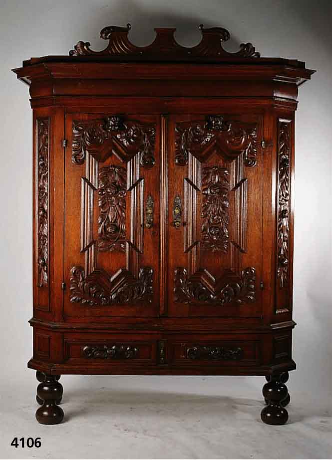 Spaltschrank, sÜddeutsch, Korpus 2/3 um 1750, in der 2. HÄlfte des 19. Jahrhunderts ver- ziert mit Schnitzereien im norddeutschen Stil, Eiche ...