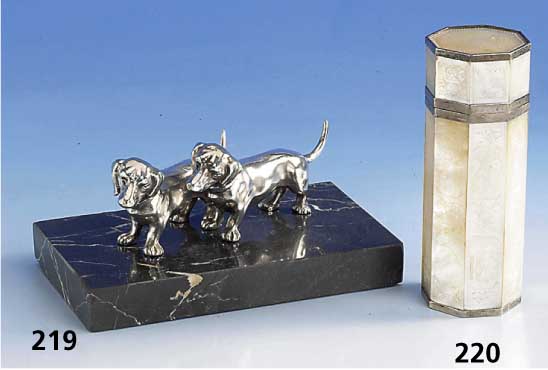 BehÄlter, wohl Frankreich um 1850/70, 8-eckig, Perlmutt mit feiner Chinoiserie-Gra- vur mit Darst. Fohunde, BlÜtenvasen, Pagoden, ...