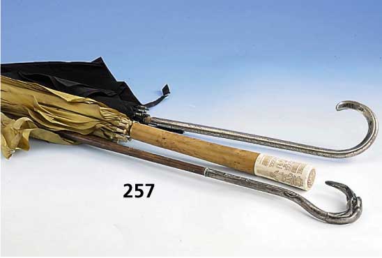 3 Schirme (1 x nur Stock mit Griff), r 800er Silber, Flamingoschnabel, reiner Jugend- stil, 1 x 800er Silber mit neutraler Ziergra- vur ornamental, ...