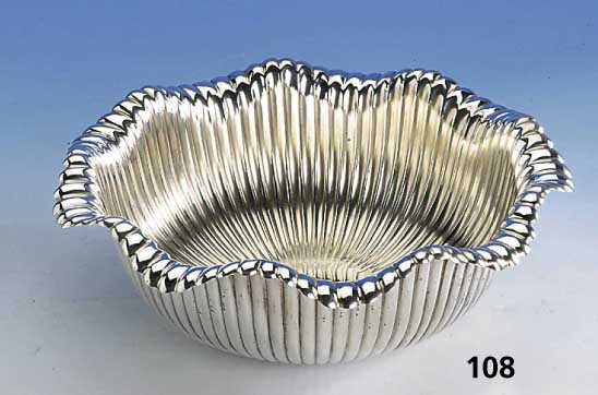 Anbietschale, Amerika, 925er Silber, Rand gewellt, H. ca. 8 cm, D. ca. 23 cm, ca. 380 g, Bes.-Monogr. "M"