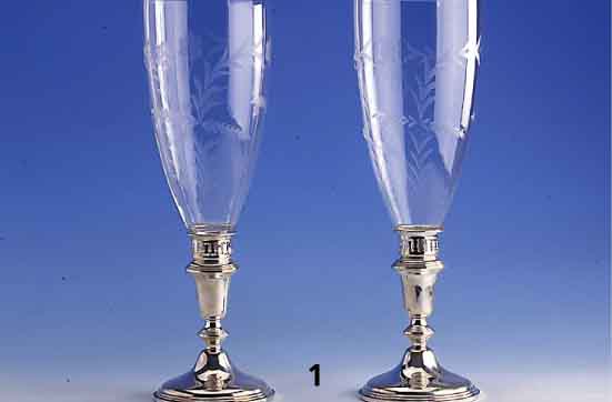Kerzenleuchterpaar mit Glasaufsatz, Amerika, 925er Silber, gefÜllt, Glasaufsatz abnehm- bar, floral verz., H. ca. 42 cm, min. verbeult