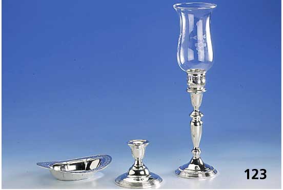 Konvolut, Amerika 925er Silber, 2 x ge- fÜllt, best. aus: 1 x Kerzenleuchter mit Glasaufsatz, Kordel- bandverz., H. ca. 39 cm; 1 x ...