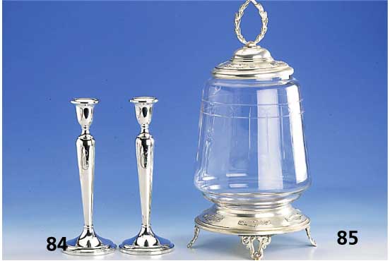 Kerzenleuchterpaar, Amerika, 925er Silber, gefÜllt, min. verbeult, H. ca. 25.5 cm, Bes.- Monogr.