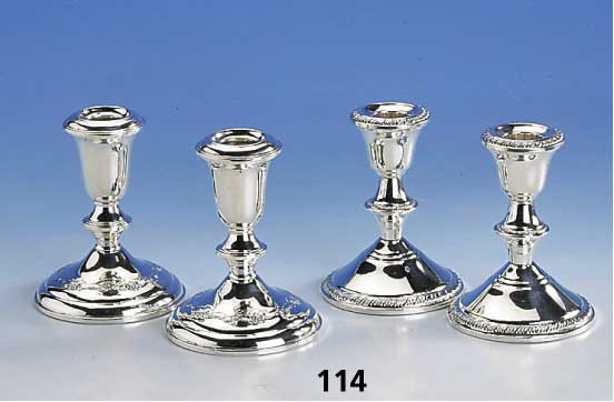 Konvolut 4 Kerzenleuchter, Amerika, 925er Silber, gefÜllt, Kordelbandverz. bzw. floral verz., je 1 Brennstelle, H. ca. 11 cm