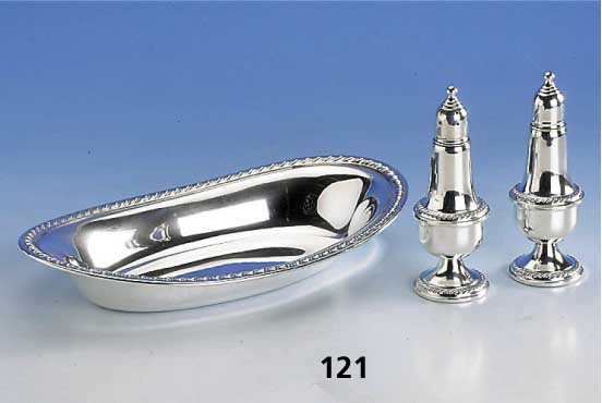 Anbietschale und Salz- und Pfefferstreuer, Amerika, 925er Silber, Kordelbandverz., Schale: ca. 4 x 25 x 15.5 cm, Streuer mit Glaseinsatz, Fuß ...