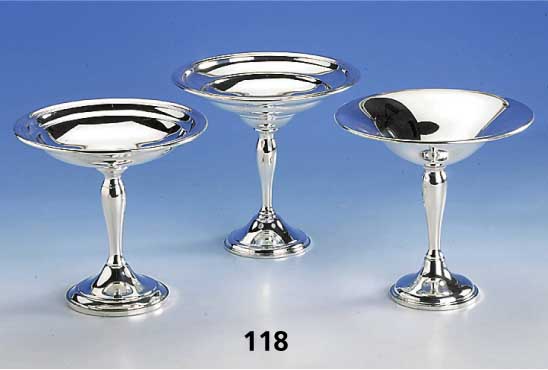 Konvolut 3 Fußanbietschalen, Amerika, 925er Silber gefÜllt versch. glatte Dekore, min. verbeult, H. ca. 15 - 16 cm, D. ca. 15 - 16 cm