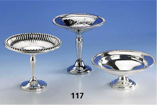 Konvolut 3 Fußanbietschalen, Amerika, 925er Silber, Fuß gefÜllt, gewellte Form, H. ca. 13 cm, D. ca. 16 cm; Kordelband, H. ca. 8 cm, D. 18 cm; ...