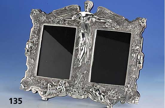 Doppelstandbilderrahmen, 925er Silber, reich verziert mit Putten und Blumen, halb- plastisch, rs. blauer Samt, ca. 34 x 27 cm, BildgrÖße: 10 x ...