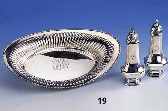 Konvolut, Amerika, 925er Silber, best. aus: Anbietschale, Bes.-Monogr., Rand gerillt, ca. 5 x 27.5 x 18 cm; 2 GewÜrzstreuer, Fuß getrep- pt, H. ...