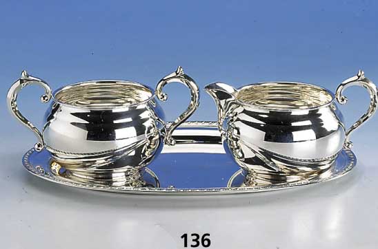 Sahnegießer und Zuckerschale auf Tablett, Amerika, 925er Silber, Tablett: Kordelband- verzierung, ca. 23 x 15.5 cm; Sahnegießer u. Zuckerschale: ...