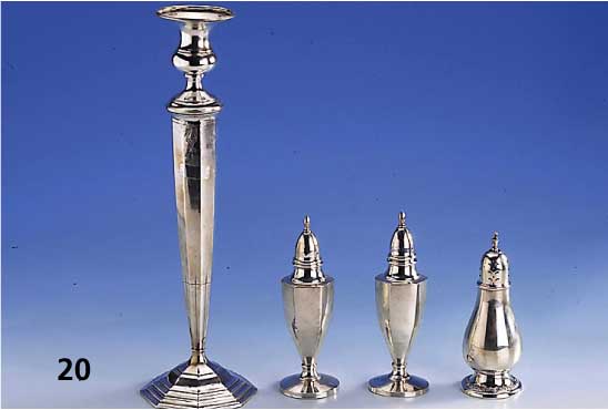 Konvolut, Amerika, 925er Silber, best. aus: Kerzenleuchter, floral verz., gefÜllt, H. 30 cm, l. verbogen; 3 GewÜrzstreuer, H. ca. 13 bzw. 14.5 cm