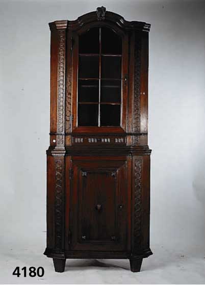 Aufsatzeckvitrine, wohl Mecklenburg, um 1770/ 80, Eiche massiv, klassizistisch, Unterteil aus der Zeit, Schnitzerei aus dem Vollholz, FÜße ...