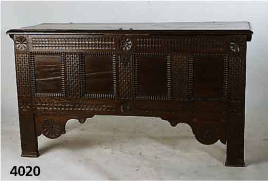 Stollentruhe, mittel- bzw. norddeutsch, um 1730/40, Eiche massiv, Schuppen- und Blumen- dekor, orginal BeschlÄge und Schloß (dies besch.), ...