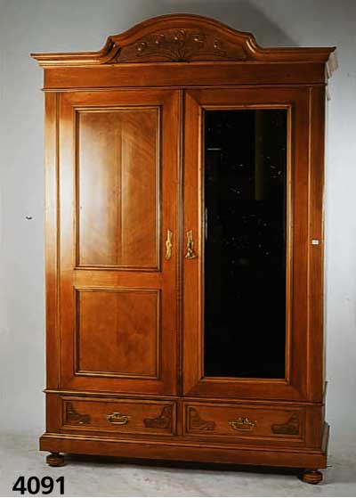 Kleiderschrank, SÜddeutsch, 1900/05 Korpus Eiche massiv, Furnier Wurzelnuß und Nuß z.T. g espiegelt, facettierter Spiegeleisatz, orginal ...