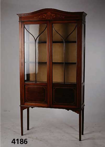 Vitrinenschrank, England, um 1910, viktoria- nischer Stil, tragende Teile z.T. Buche und Mahagoni massiv, Fadenintarsien, elegante schlichte Form, ...