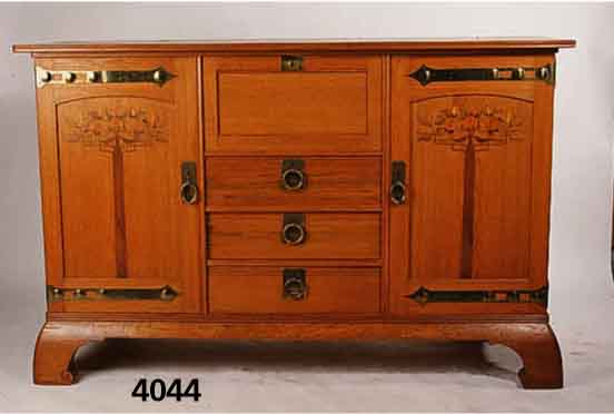 Buffet, deutsch, wohl Karlsruhe, um 1905, Korpus Weichholz und Buche, z.T. Eiche, Eiche- furnier, in den TÜren Lebensbaum intarsiert, verschiedene ...