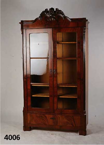 WÄscheschrank, mitteldeutsch, um 1835/40, Korpus Weichholz, Pyramidenmahagonifurnier gespiegelt, sehr lebendiges Bild, original LederbeschlÄge ...