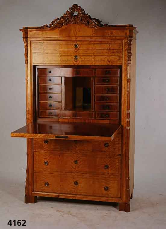 SchranksekretÄr, mitteldeutsch, um 1850, Korpus Weichholz, Birkenwurzelfurnier gespie- gelt, reiche Schnitzereien aus dem Vollholz, Lisenen mit ...