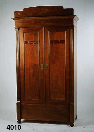 JugendstilkleiderschrÄnkchen, deutsch, um 1915 , Korpus Weichholz, z.T. Nußbaum massiv, bzw Mahagonifurnier gespiegelt, sparsame Flach- ...