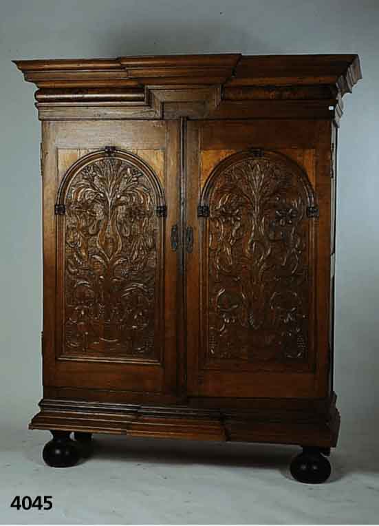 Kleiderschrank, Frankreich/Belgien, um 1770/80 , TÜren um 1680, qualitÄtvolle Schnitzerei, Fortuna, Blumen, BlÜten, Schmetterling, Trauben, Kopf ...