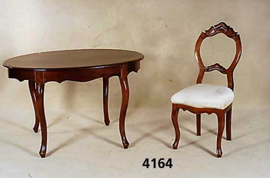 Ovaler Tisch und vier StÜhle, deutsch, um 1850/70, Tisch. Buche auf Mahagoni gebeizt, Platte Nußbaumfurnier, StÜhle Nußbaum massiv, allseitig ...