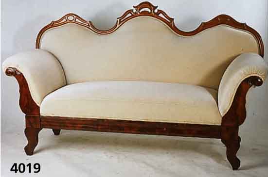 Sofa, deutsch, um 1845/50 2tes Barock, Korp us Weichholz, allseitig geschweift, Mahagoni F urnier gespiegelt, Lehnenverzierung 3-fach ges chweift, ...
