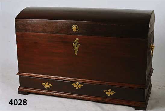 Reisebuckelttruhe, sÜddeutsch, 1800/1820 Ei che massiv, auf Mahagoni gebeizt, original Bes chlÄge und SchlÖsser, restauriert, Schwundriss ig, mir ...