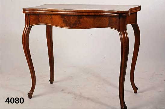 Spieltisch, deutsch, 1835/45, teilweise Nußbaum massiv, bzw. Pyramidenmahagoni gespie- gelt, Korpus Weichholz, auszieh- und ausklapp- bar, Louis ...