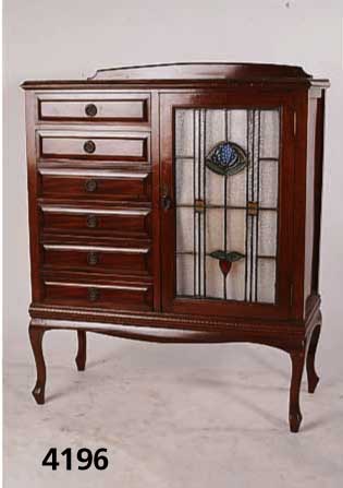 Vielzweckschrank, England, um 1910, Korpus Weichholz, Chippendalestil, Perlleistenver- zierung, rechtes Teil Bleiverglast, z.T. bunt abstrakt ...