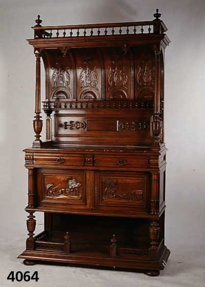 Vielzweckschrank, wohl Belgien, um 1890/1900, Korpus z.T. Eiche massiv, bzw. Nußbaum mas- siv, reiche Drechselarbeit, SÄulen baluster- fÖrmig ...