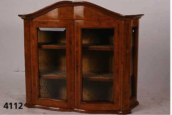 HÄngeschrank, Italien, 50er Jahre florentin ischer Stil, Korpus Weichholz, doppelt geschwe ifter Kopf, passig facettiertes gewÖlbtes Glas , dickes ...