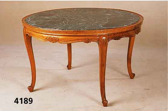 Couchtisch, deutsch, 60er Jahre, Nußbaum massiv, im Stil von 1750, aus dem Vollholz geschnitzt, in sich geschweift und gerieft, runde ...