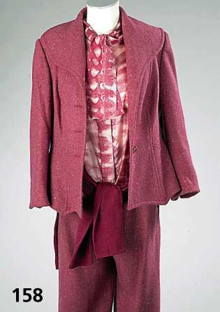 Outfit in Himbeere, Schurwolle, Gr. 40, LIZ MALRAUX-Design, best. aus: JAcke mit Ärmel- schlitzen, aufgeschlagen zu tragen, Hose und Rock, ...