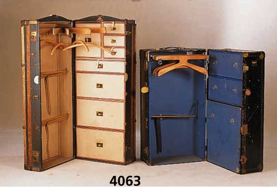 2 Überseekoffer, deutsch, um 1910/20, Rahmen Holz, Blechverkleidung zum Teil genietet, reiche Inneneinrichtung, stÄrkere Gebrauchs- spuren, ca. ...